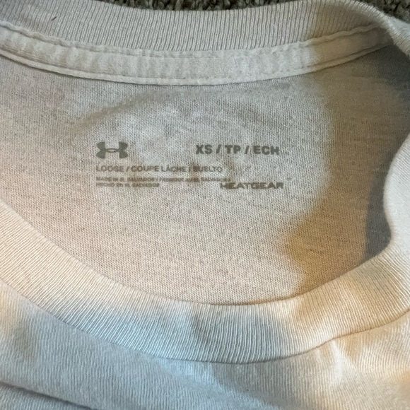 Under Armour tshirt with floral design around logo. Size XS - Picture 3 of 4